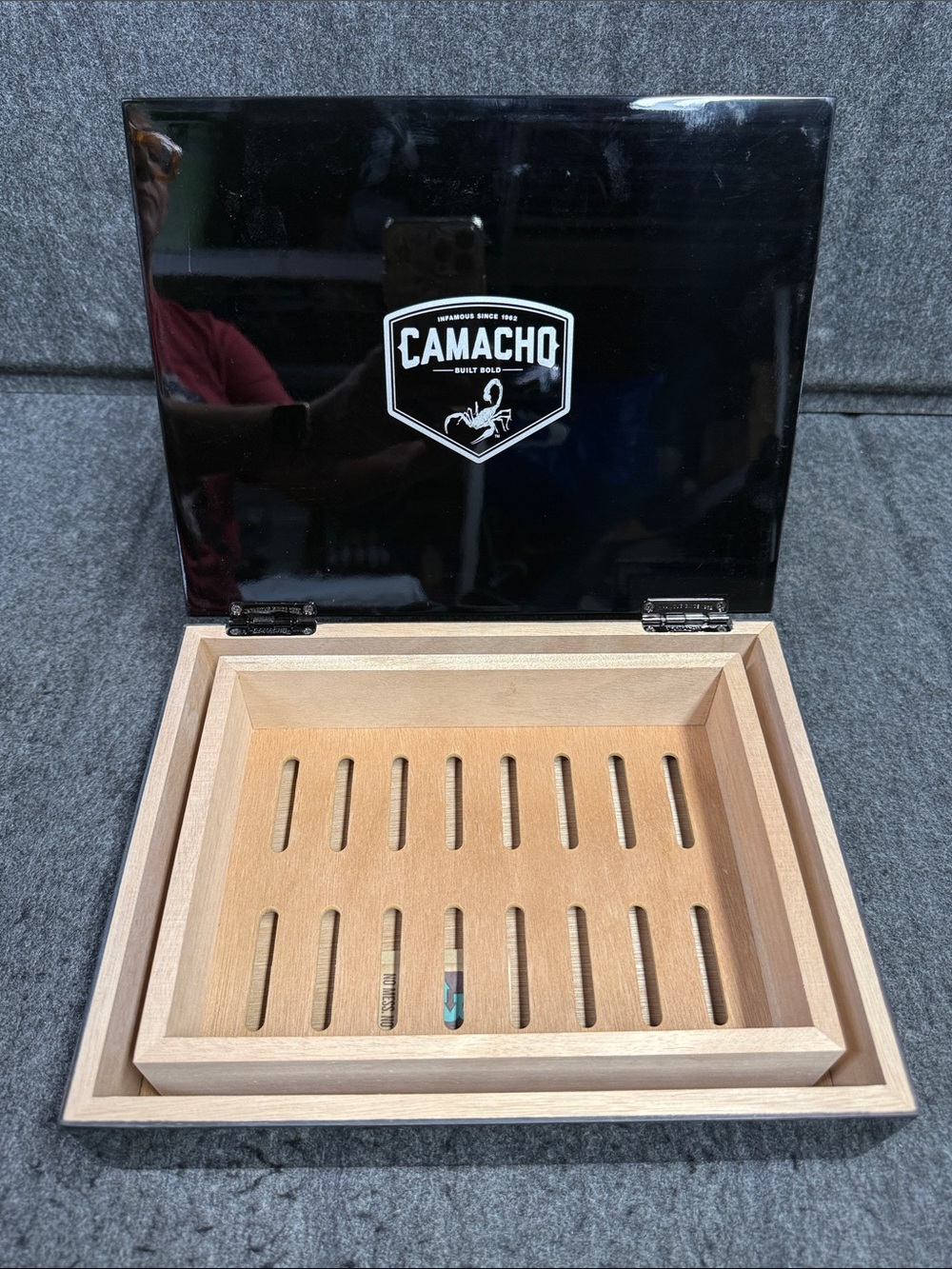 Camacho Black Gloss Finish Cigar Box - Picture 4 of 14